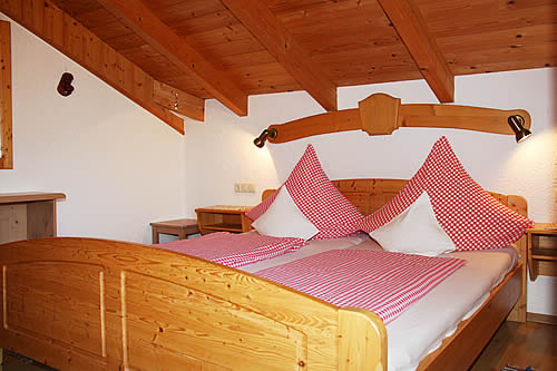 Urlaub auf dem Bauernhof in Bayern im geschmackvoll eingerichteten Doppelzimmer