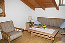 Urlaub auf dem Bauernhof in Bayern im geschmackvoll eingerichteten Doppelzimmer, Aufenthaltsraum